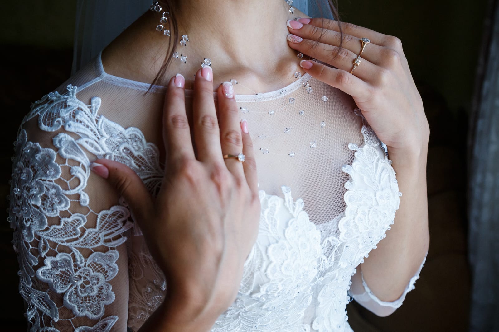 Ile kosztuje materiał na suknię ślubną?