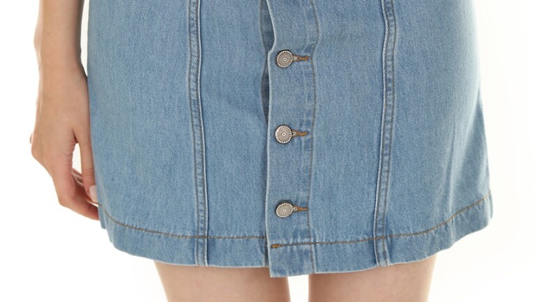 Jak nosić długą jeansową spódnicę? Oto najlepsze propozycje stylizacji
